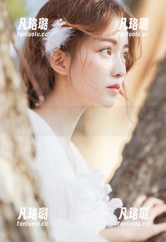 桃沢樱呀 微密圈 - 免费享受:桃沢樱呀与她的黄色战袍写真照片欣赏与下载!