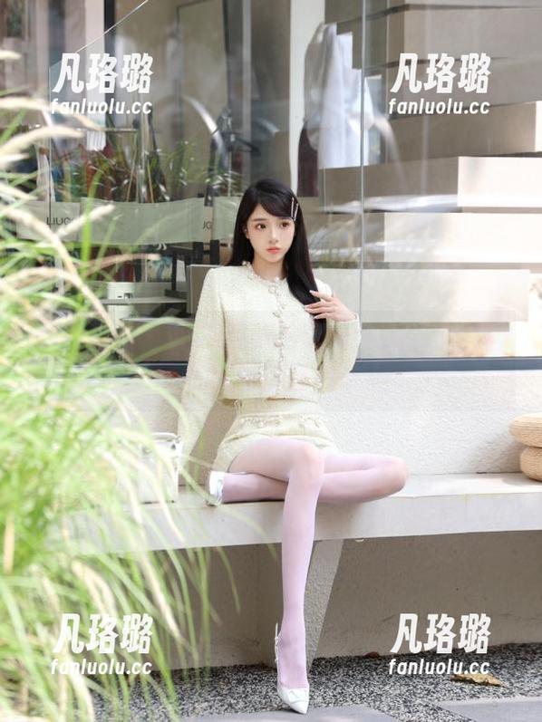 模范学院-何嘉颖 模范学院 - 何嘉颖私拍专辑:奶牛梦幻套图展现清新自然之美