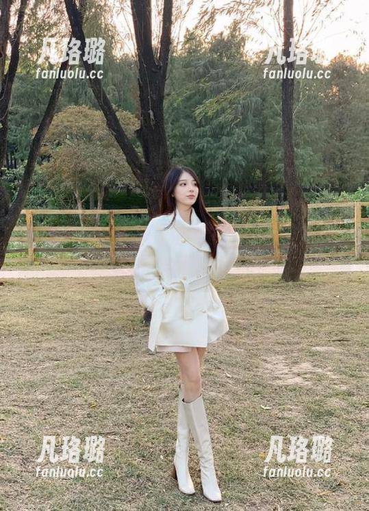 模范学院 - 一起欣赏徐微微mia修女的最新原图，发现她背后的无限故事！