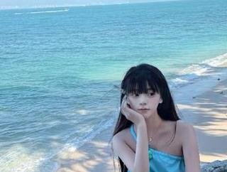 模范学院 – 夏日狂欢！美七Mia泳池最新写真图册带你领略别样风采