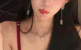 模范学院 – 感受软软Roro的黑色写真：私拍作品中的个性与风格