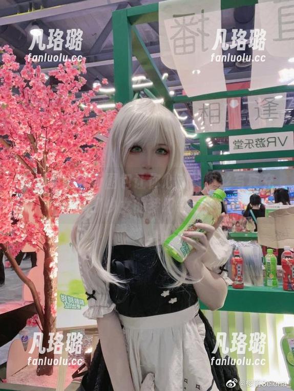 最新樱落酱w图包让你心动，肉丝写真充满了少女的梦幻气息！