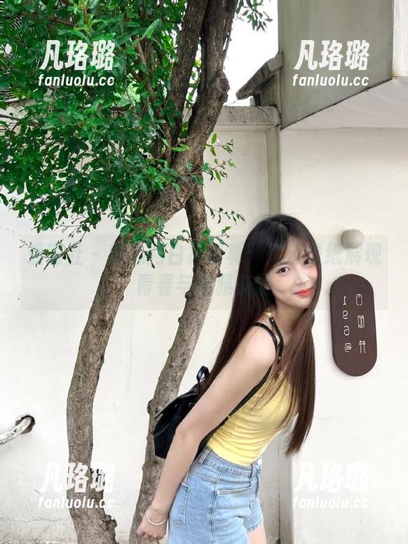 爱蜜社 - 梦心月白裙写真：高清壁纸展现青春与优雅交融