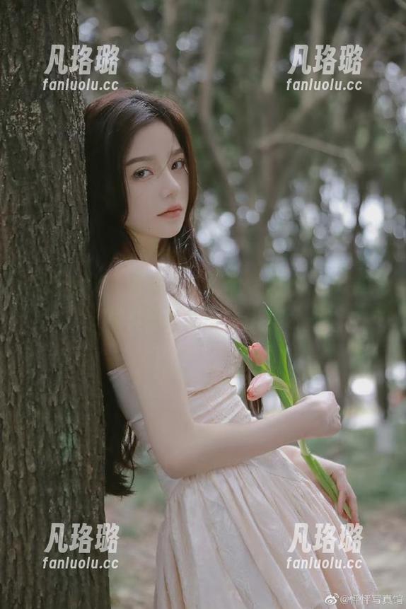 物恋传媒 - 嘟嘟与长靴的完美邂逅，独家写真图片分享让你着迷