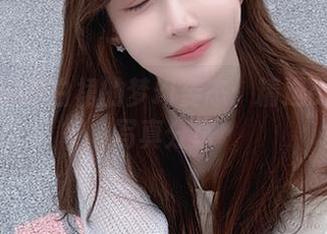 王羽杉透纱白裙的梦幻姿态：精选cos风格写真分享