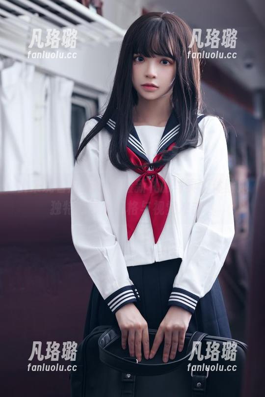 快来观看疯猫ss的最新礼服写真，体验她独特的艺术风格与视觉冲击。