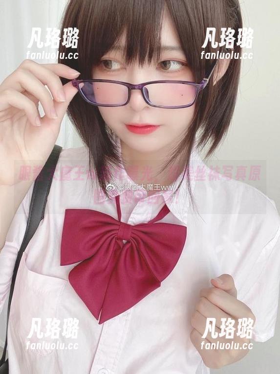 眼酱大魔王w新作曝光，超美丝袜写真原图免费带回家！
