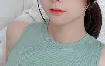 撩人双眸与包臀黑丝：眼酱大魔王w写真合集带来极致享受