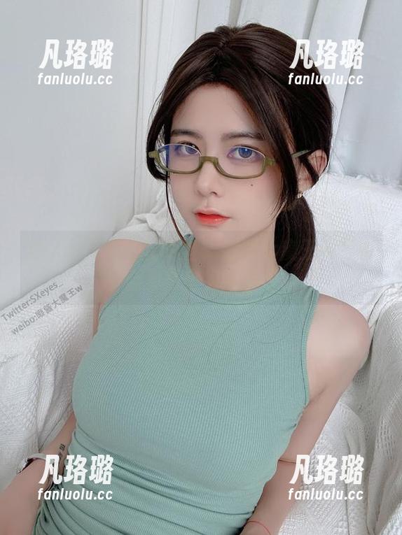 撩人双眸与包臀黑丝：眼酱大魔王w写真合集带来极致享受
