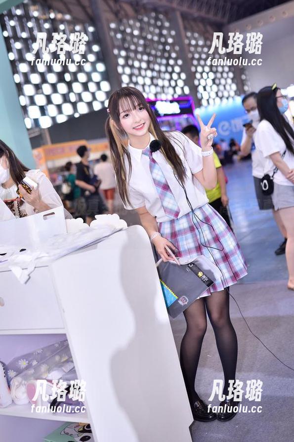 探索神楽坂真冬的OL制服浴室，高清写真集展现魅力与职场的完美结合
