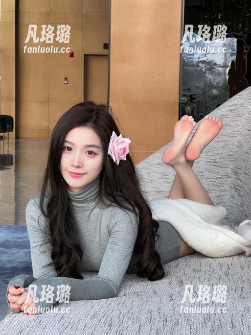 秀人网 - tina_甜仔泳衣写真精选：开启夏季的清爽之旅，尽享阳光魅力