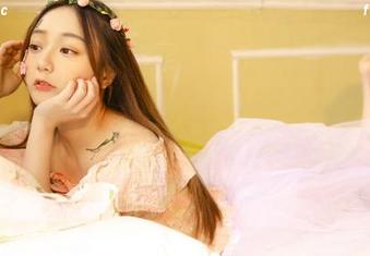 秀人网 – 走进任莹樱Jenny的世界，观看她丰腴秘书写真作品的动人瞬间