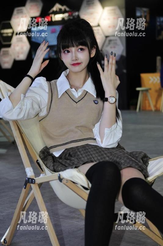 秀人网-伊丽莎有点白 秀人网 - 迷人的伊丽莎有点白制服写真,专属作品集现已开放免费下载