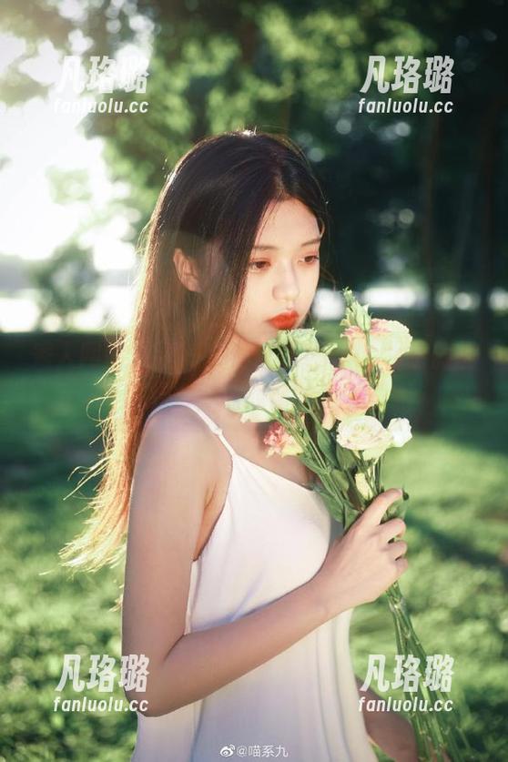 秀人网 - 高清写真：可乐Vicky水手服的性感魅力，挑战你的视觉极限