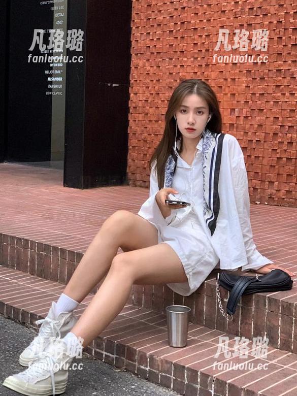 秀人网-夏诗诗Sally 秀人网 - 阳光洒落校园,夏诗诗Sally私拍写真展现青春的无尽可能性