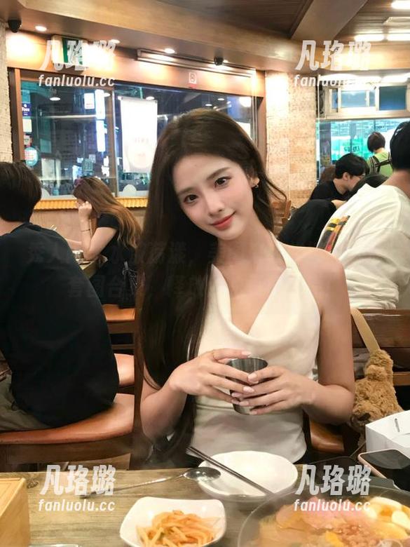 秀人网 - 水波荡漾，美图来袭：娜露泳池套图合集，释放你的夏日激情！