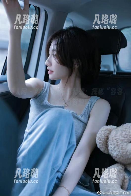 秀人网-容容容Alice 秀人网 - 绚丽泳衣写真特辑:探秘“容容容Alice”的资源魅力