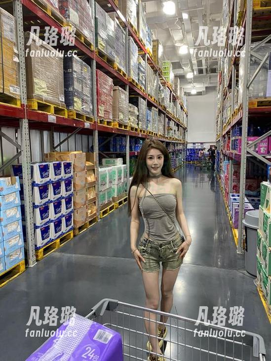 秀人网 - 小兔纯纯优雅连衣裙，图库资源展现她的魅力与风情
