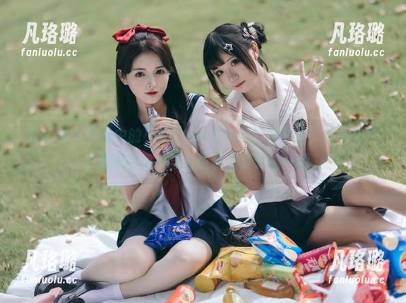 秀人网 - 作品中的小樱koko在泳装的映衬下，仿佛将整个海滩的热情与自由都凝聚于这一瞬。