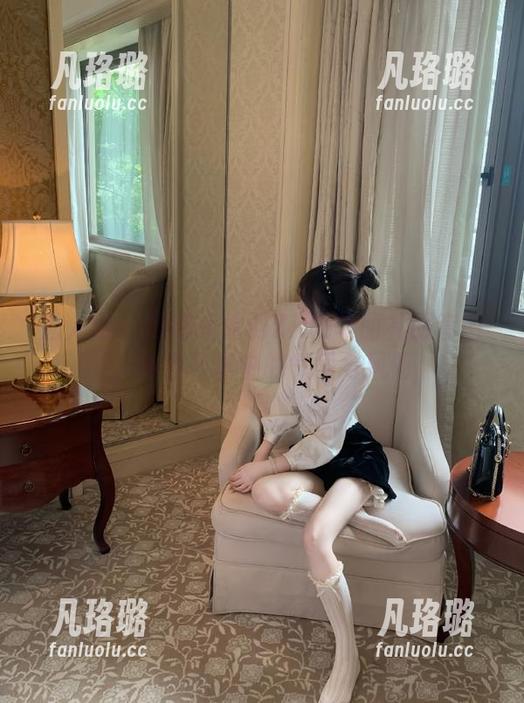 秀人网 - 探秘战姝羽Zina华丽礼服套图，体会写真中的气质与风韧