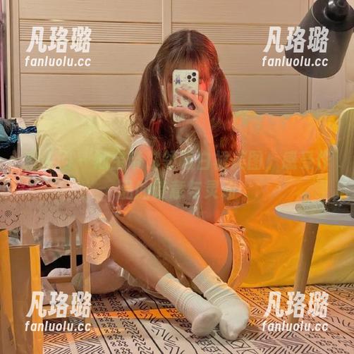 秀人网 - 灿宝带你领略白裙美图，感受作品的诗意与灵动