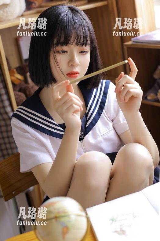 秀人网-甜白酱 秀人网 - 甜白酱定制短裤,展现的写真作品将你带入清新夏日的梦幻世界