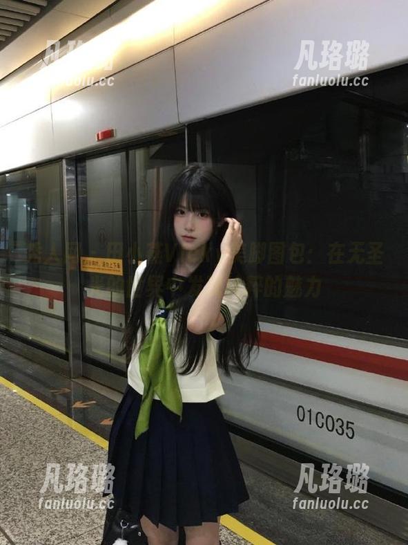 秀人网 - 田小燕Vicky美脚图包：在无圣光的世界中发现纯粹的魅力