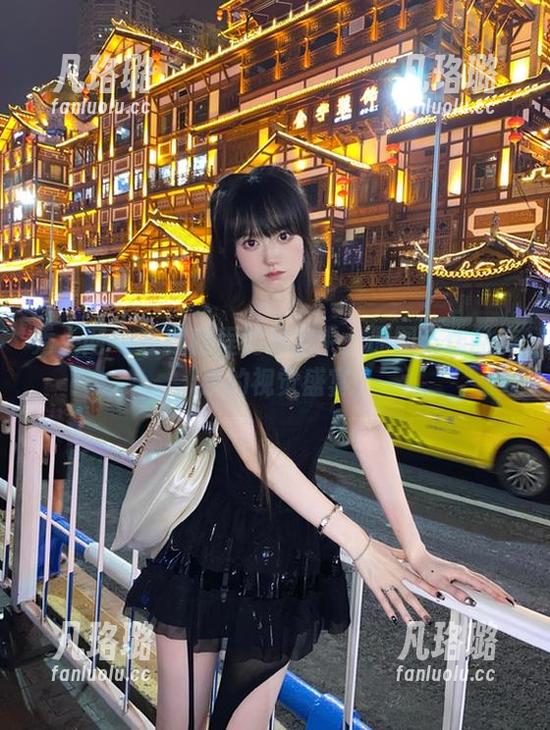 秀人网 - 在程程程的秘密中：原图与作品交织的视觉盛宴