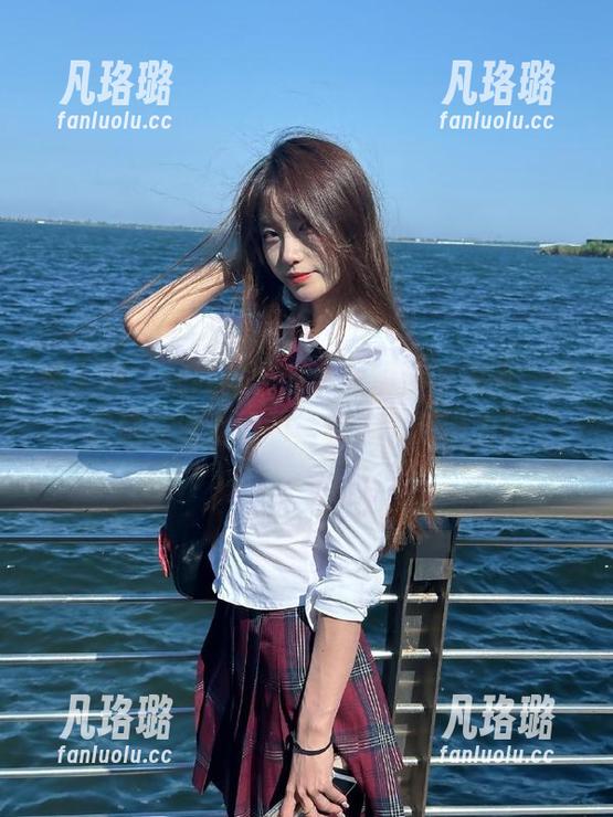 秀人网-谢小蒽 秀人网 - 在线体验谢小蒽的泳衣美图,捕捉她在泳池边的清新与无限魅力!