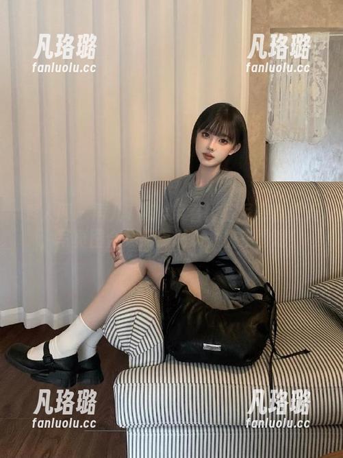 秀人网 - 雨儿1494带着比基尼降临夏天，写真图合集笑点满满，快来围观！