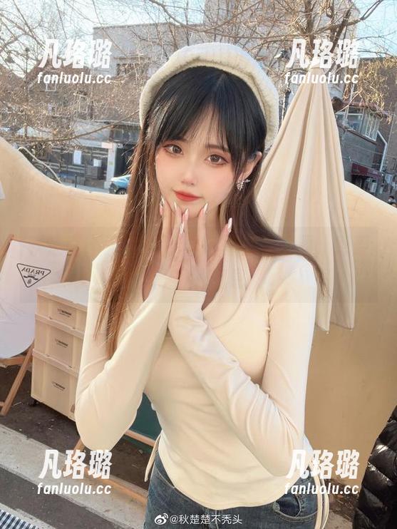 秋楚楚不秃头最新学姐写真集资源，感受青春的气息