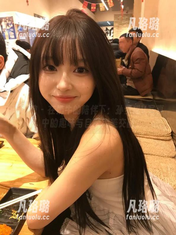 网红馆 - 在奶牛的陪伴下：孙梦瑶V写真中的趣味与自嘲完美交融