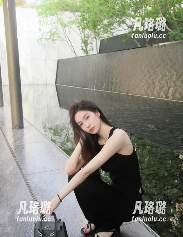 美媛馆 - 蓝夏Akasha最新棉袜写真原图大放送，带你感受温暖的夏日氛围与时尚的结合！