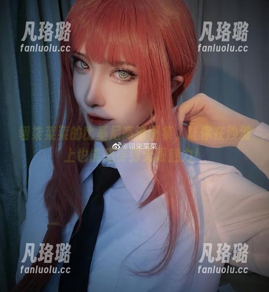 翎柒菜菜的比基尼高清图集，让你在沙滩上也能感受到无限魅力！