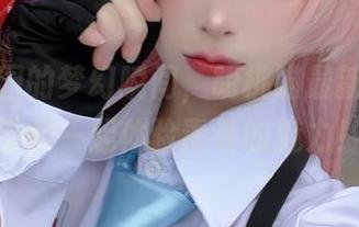捕捉校园的梦幻瞬间，胡桃喵最新写真集带你一起体验青春的魅力！