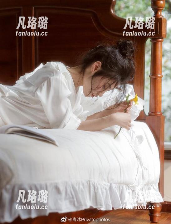 微密圈 - 艾拉·isla的圣诞写真图包，让你在节日中也能拥有激情！