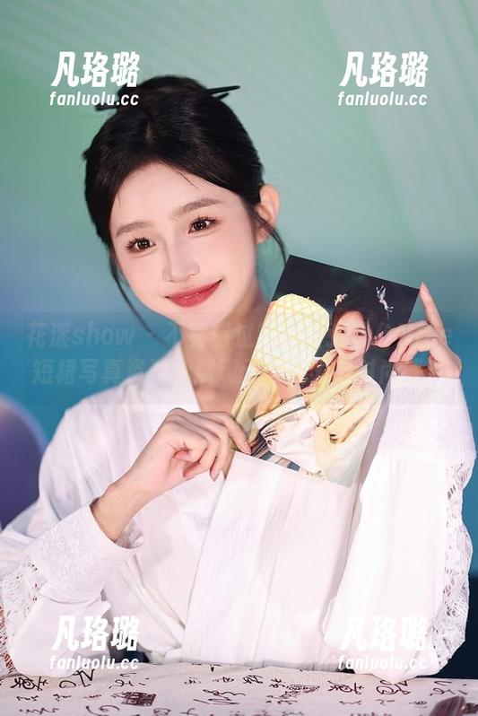 花漾show - 不容错过的最新张思允Nice短裙写真资源，展现无限魅力与时尚感！