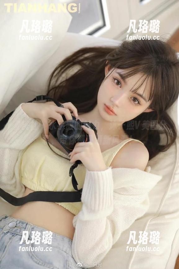 蜜桃社 - 水手服的魅力，沐子熙V美图分享，带你感受清新风潮！