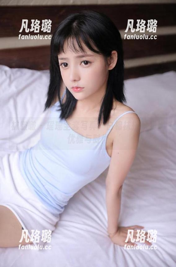 袜啵啵 - 瑶瑶全套写真：白棉袜搭配展现优雅与时尚