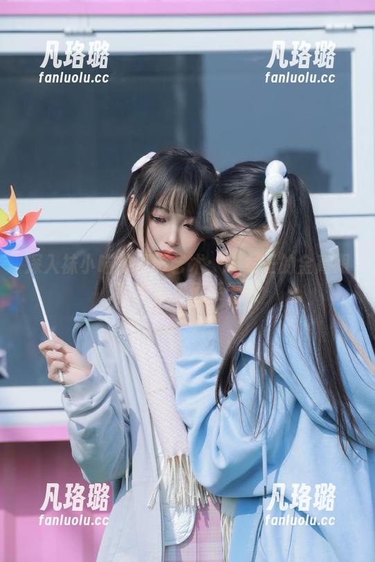深入袜小喵的摄影艺术：喵女王的金高跟写真合集风采无限