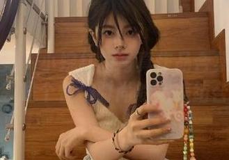 觅芙少女 – 小婉红裙写真作品合集：带你领略个性与时尚的完美结合
