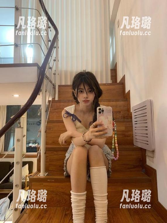 觅芙少女 - 小婉红裙写真作品合集：带你领略个性与时尚的完美结合