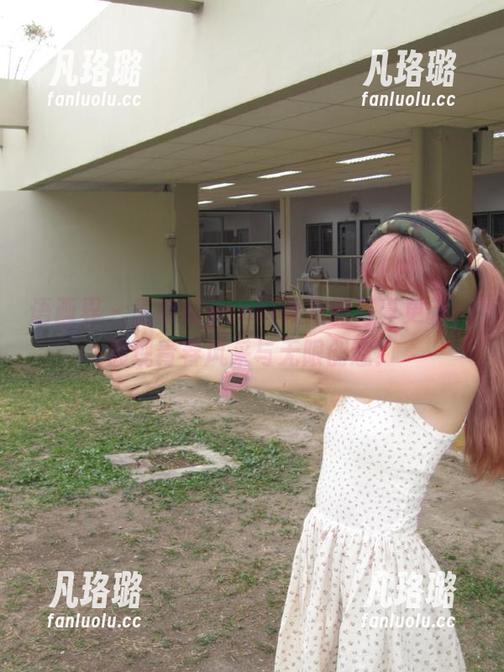 语画界 - 王馨瑶yanni教室的写真更新，展现青春风采与无限创意！