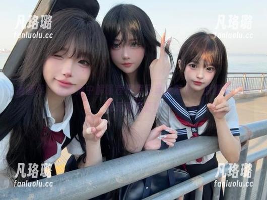 语画界 - 在泳池中解锁程程程写真新篇章，原图更新带来无限惊喜！