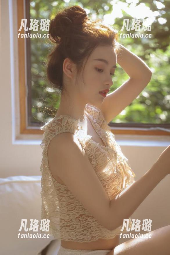 轰趴猫 - 曲曲天使的美图写真，灵动与静谧的双重魅力呈现