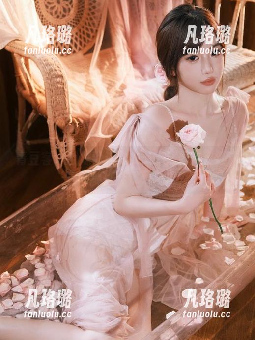 青豆客 - 战姝羽连体衣：高清图库资源让你领略别样优雅与风姿