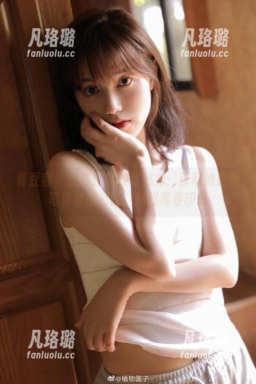 青豆客 - 施忆佳的教室魅力：获取她最新写真套图资源，捕捉青春印记