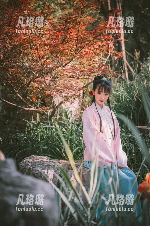 面饼仙儿在黑丝女仆角色中的无圣光摄影作品，展现性感与纯真