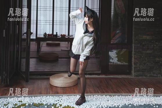 面饼仙儿的优雅瞬间，独特御姐写真合集让你感受她的真挚与魅力，绝对不容错过