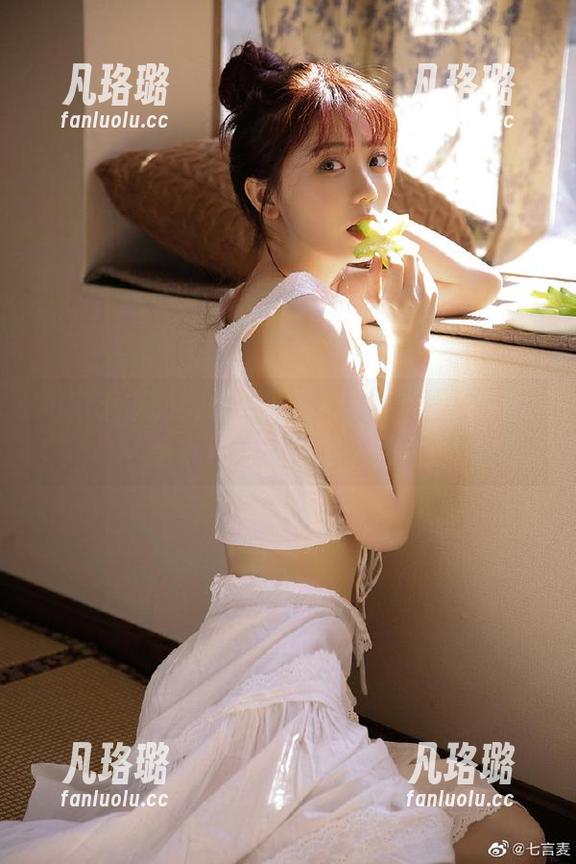 不容错过的风之领域高清写真：探索纯黑系黑丝少女的神秘魅力